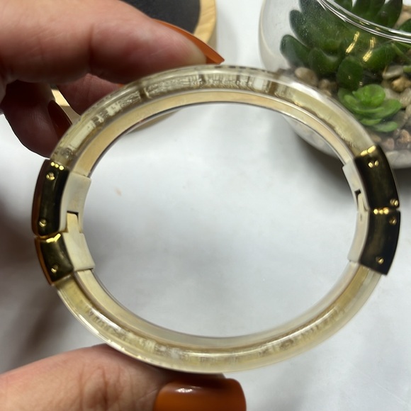 MICHAEL KORS Gold Heritage logo plaque acrylic hinged bracelet - Picture 10 of 11